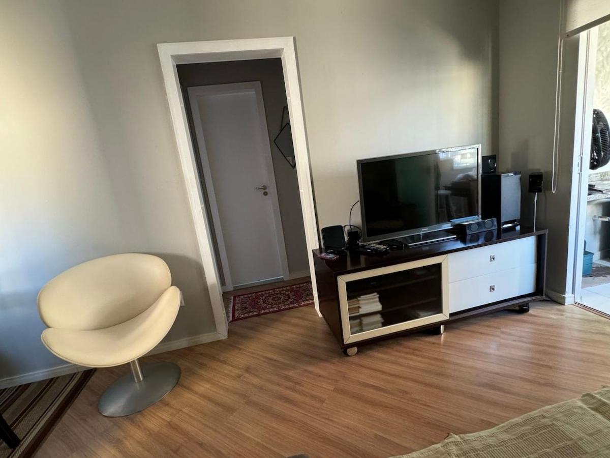 2 Quartos Com Ar-condicionado, Sacada Com Churrasqueira No Centro