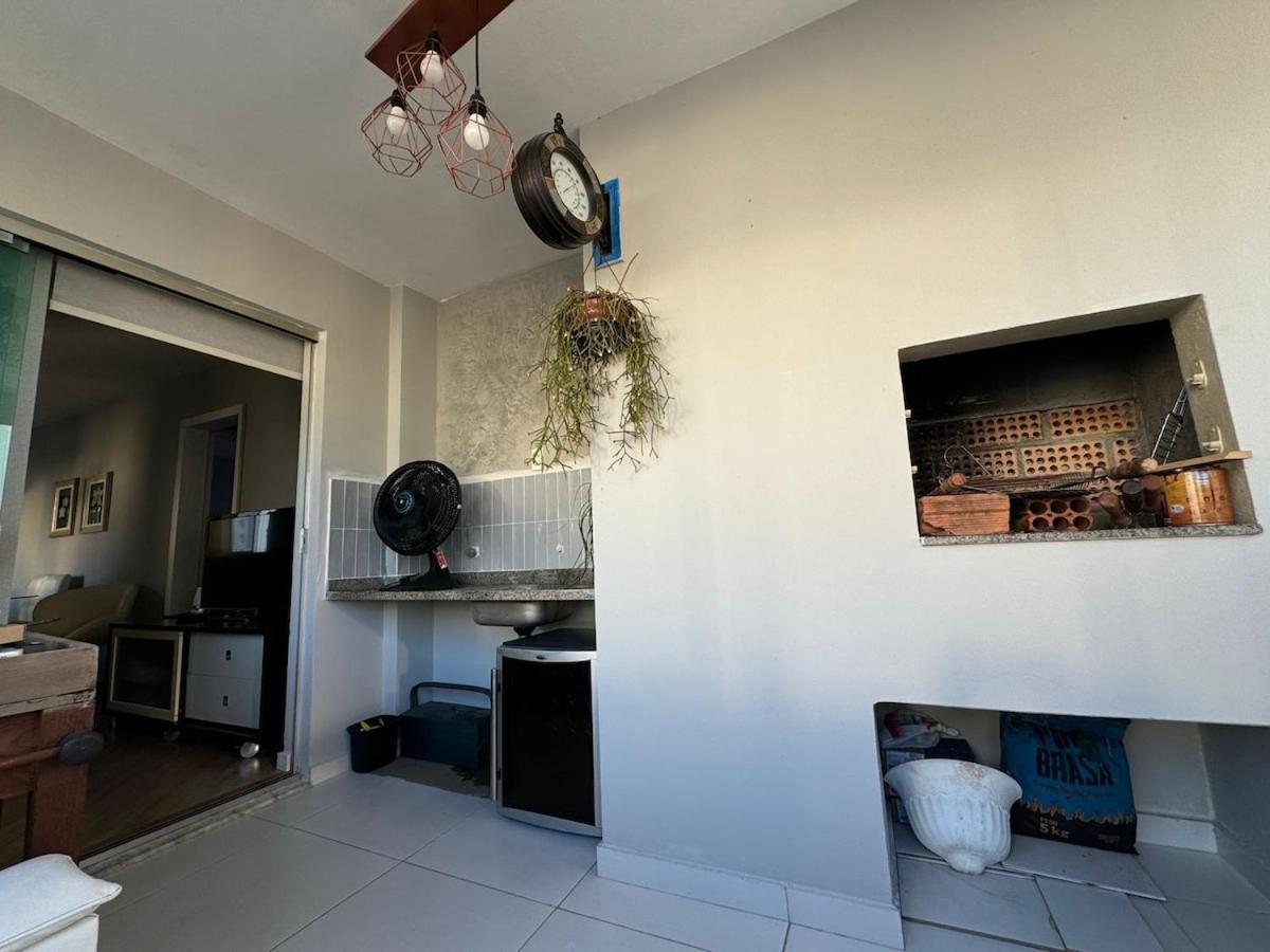 2 Quartos Com Ar-condicionado, Sacada Com Churrasqueira No Centro Apartamento Balneario Camboriu