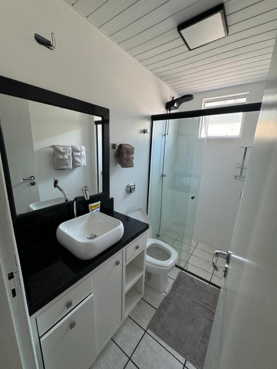Apartamento 2 Quartos Com Ar-condicionado, Sacada Com Churrasqueira No Centro *