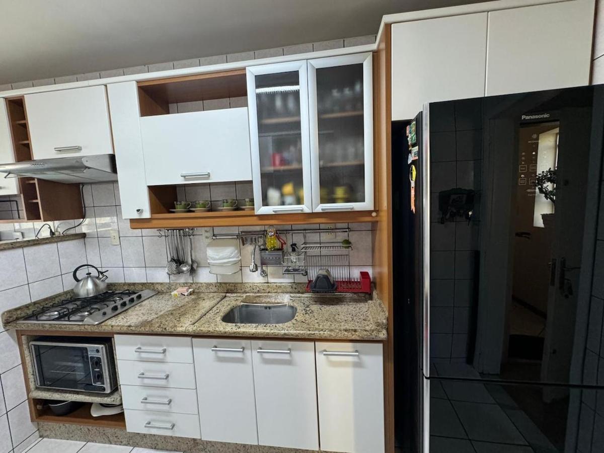 2 Quartos Com Ar-condicionado, Sacada Com Churrasqueira No Centro *