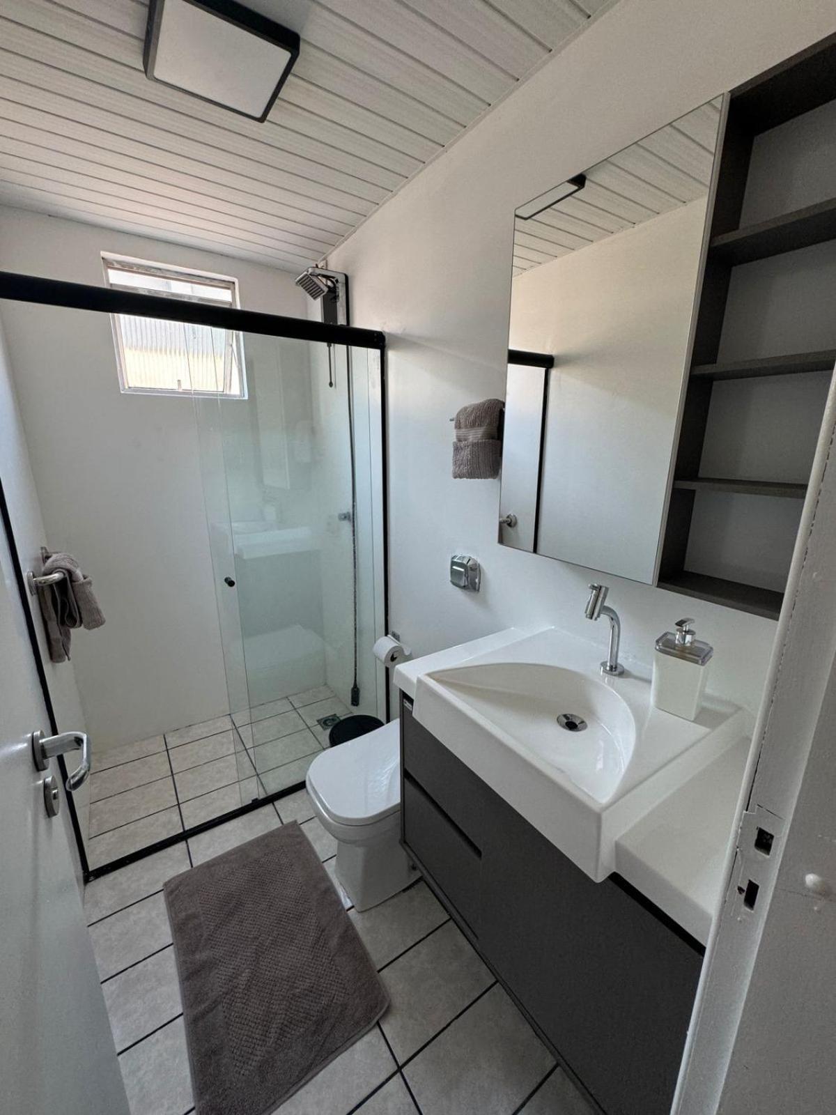 2 Quartos Com Ar-condicionado, Sacada Com Churrasqueira No Centro Apartamento *